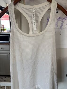 LululemonWomen's White Racerback Tank Top 14